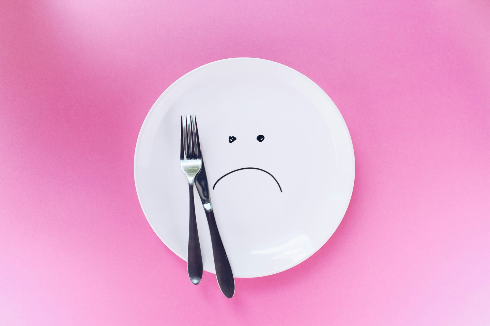 असंतुलित आहार silver fork and knife on plate