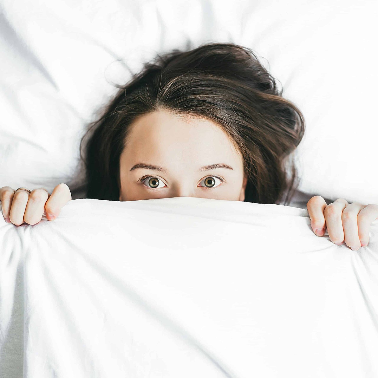 असफलता को स्वीकार करना woman covering her face with blanket